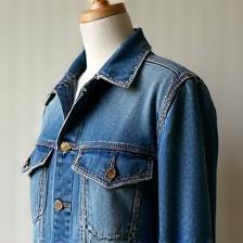 Trendy denim jacket in streetwear style